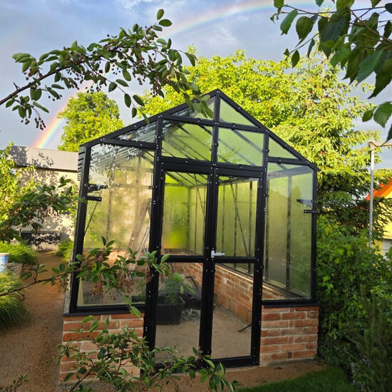 Stikliniai šiltnamiai su pakeltu pamatu