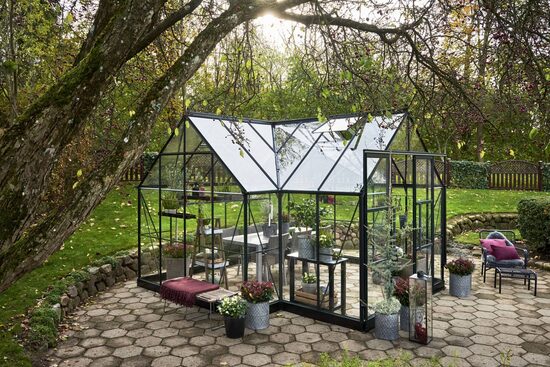 ICON GARDENHOUSE 13 m² – prabangi stiklinė oranžerija su juodu aliuminio rėmu