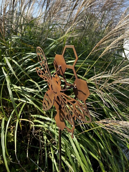 Bitė su koriu - sodo dekoracija iš sendinto metalo