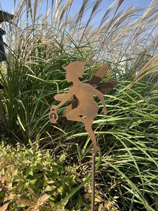 Elfas, sodo dekoracija iš sendinto metalo