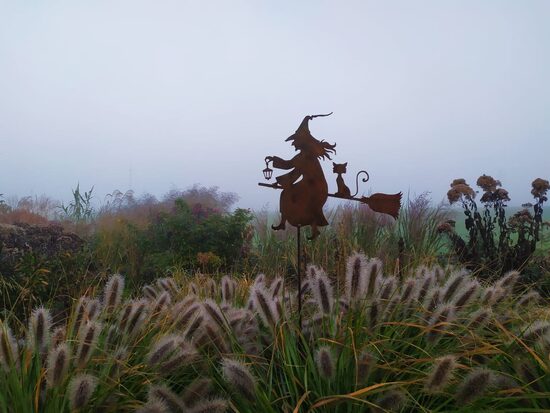 Ragana - sodo dekoracija iš sendinto metalo