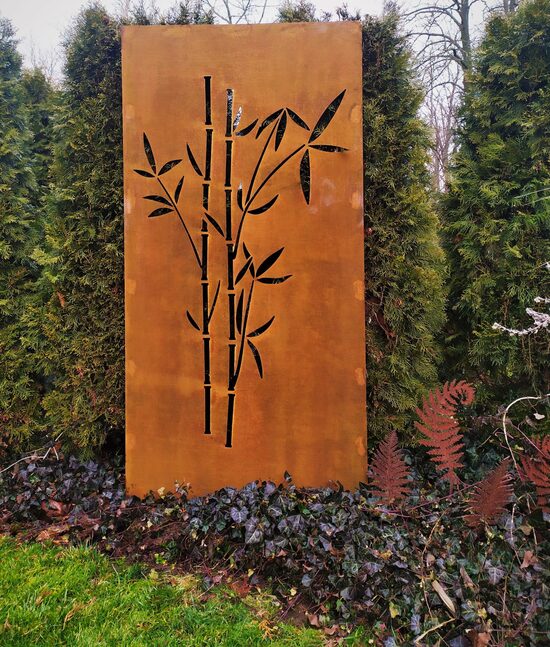 Bambukas,- sodo dekoracija iš sendinto metalo