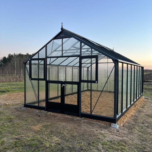 🌱✨ Nors kalendorius jau rodo, kad  žiema ne už kalnų, orai – tikra pavasario pasaka! Ir tai mus be galo džiugina, nes galėjome sumontuoti dar vieną nuostabų Gartner šiltnamį!