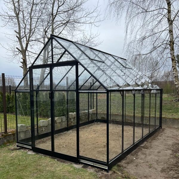 Sumontuotas stiklinis šiltnamis Qube 812 – kai sezonas netrukdo darbams