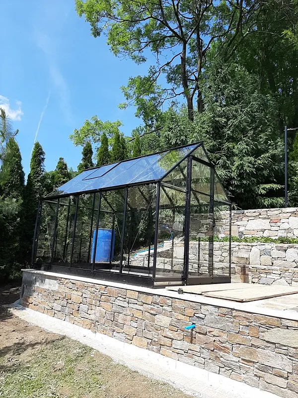 Qube 810 Kai sudėtingas sklypas tampa ne kliūtimi, o išskirtinio sodo dalimi. 🌿🏡
