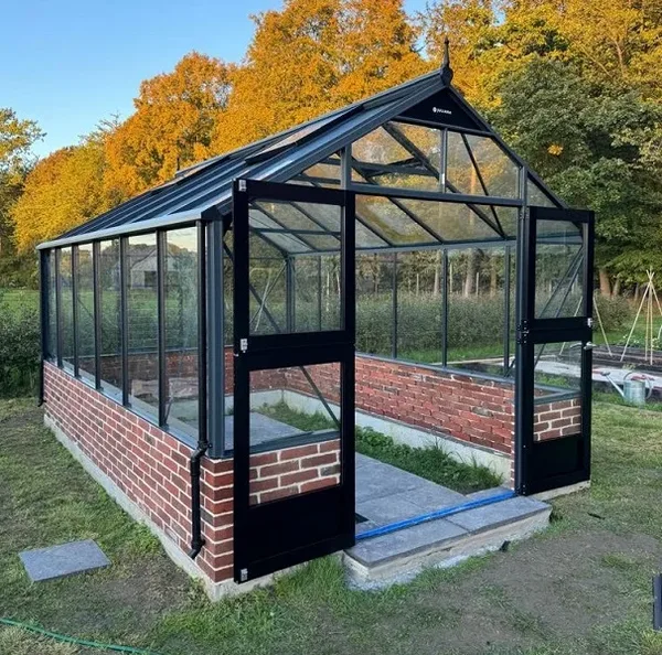 🌿 Dar vienas užbaigtas projektas – sumontuotas „Premium Dwarf Wall“ stiklinis šiltnamis.