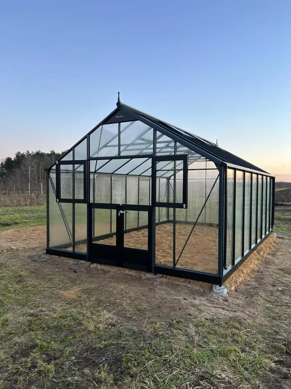 🌱✨ Nors kalendorius jau rodo, kad  žiema ne už kalnų, orai – tikra pavasario pasaka! Ir tai mus be galo džiugina, nes galėjome sumontuoti dar vieną nuostabų Gartner šiltnamį!